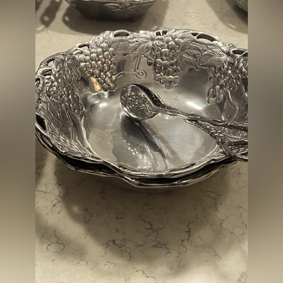 2 Pieces Arthur court salad with two spoon